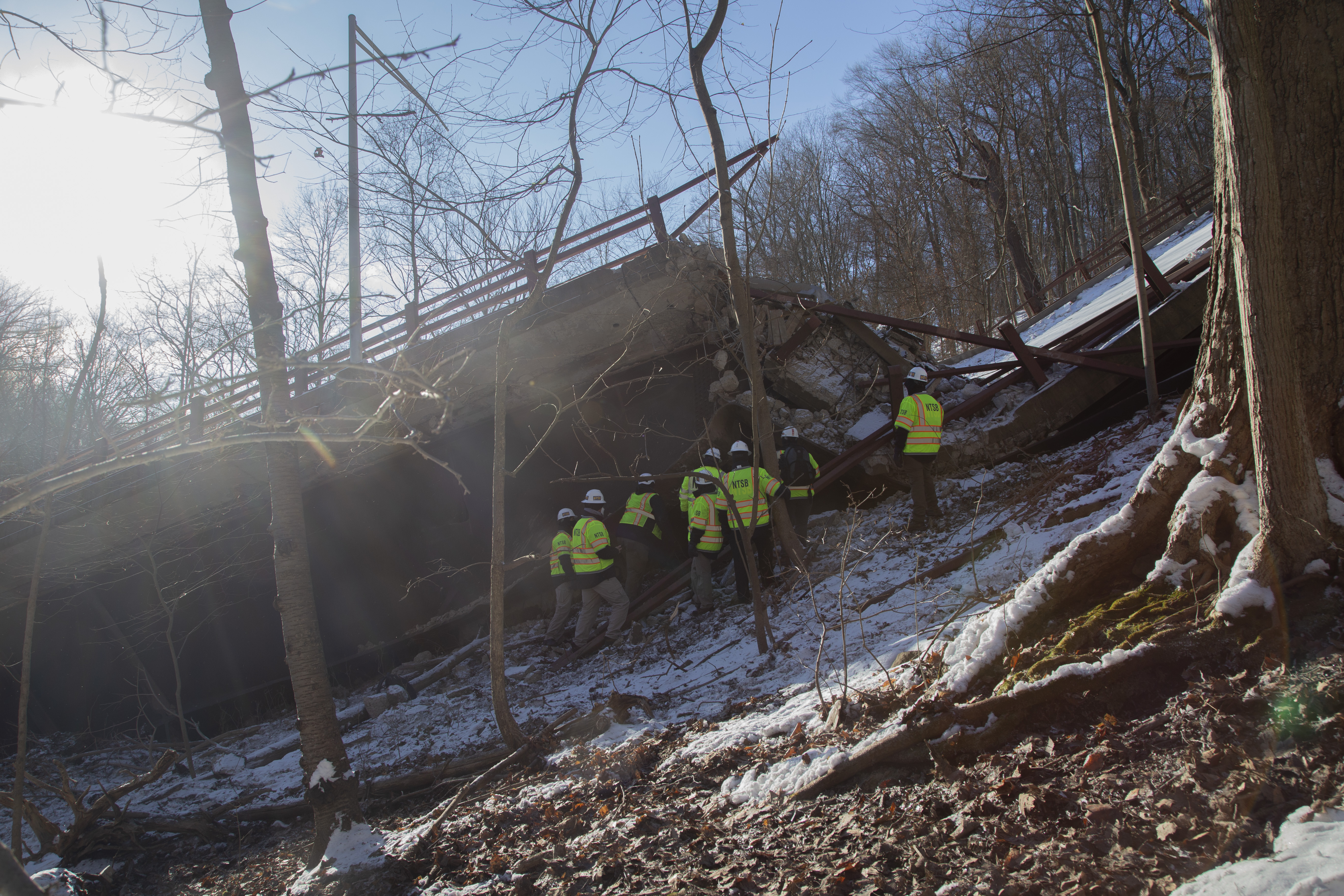 ​​NTSB investigators at the site of the collapsed bridge in Pittsburgh, PA. (Source: James Anderson, NTSB)